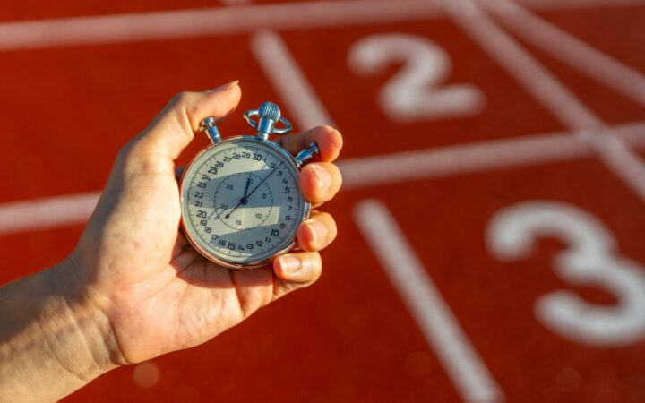 Cách đo thời gian chạy bộ và tính pace bằng đồng hồ bấm giờ