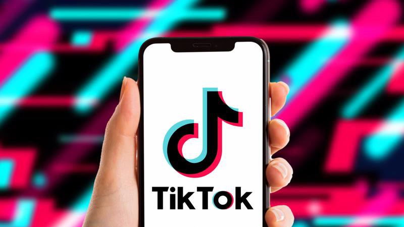 Vì sao video TikTok tải về bị dính logo và tên người dùng?